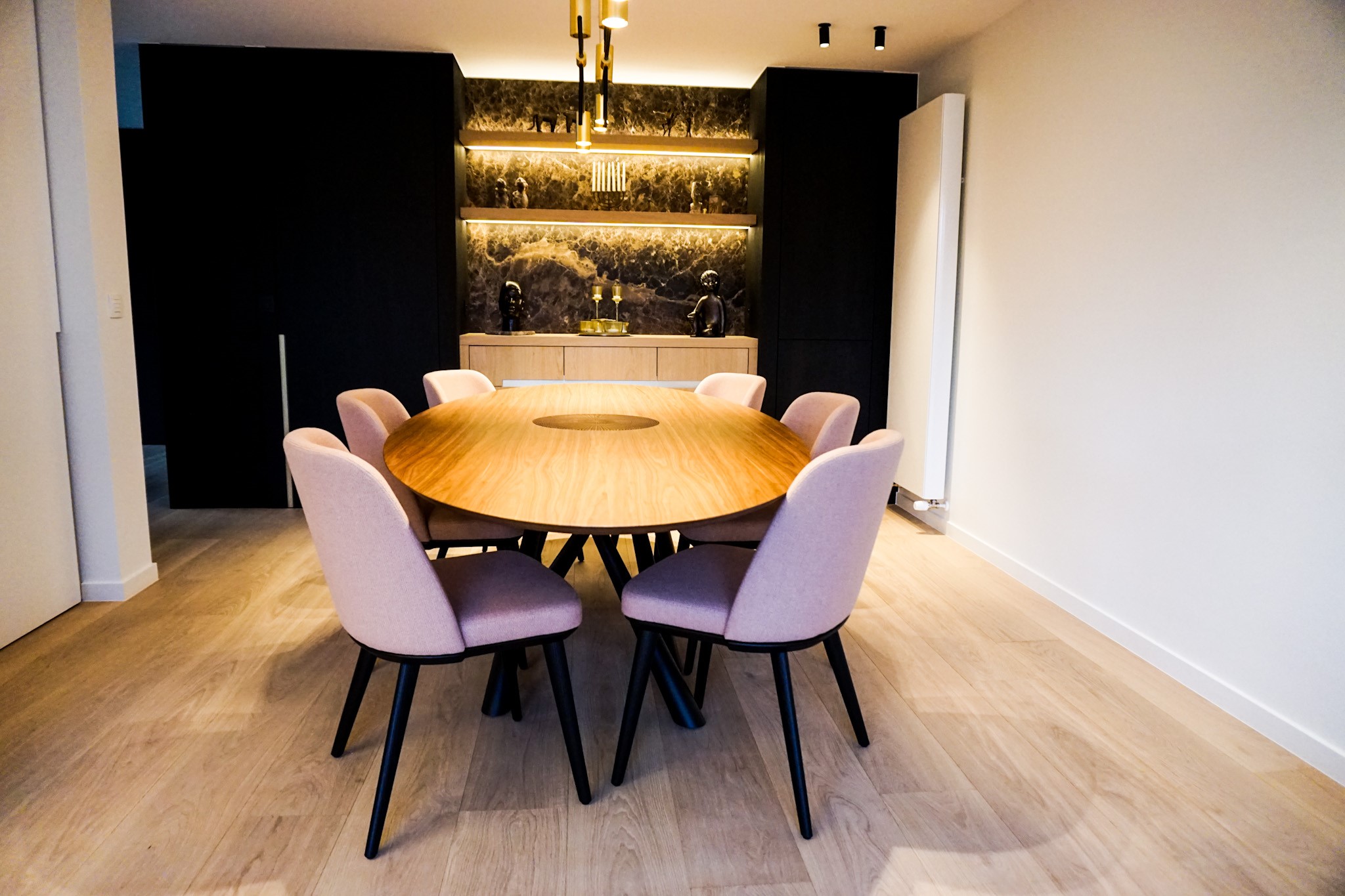 Raamdecoratie en schilderwerk woning met uitbouw